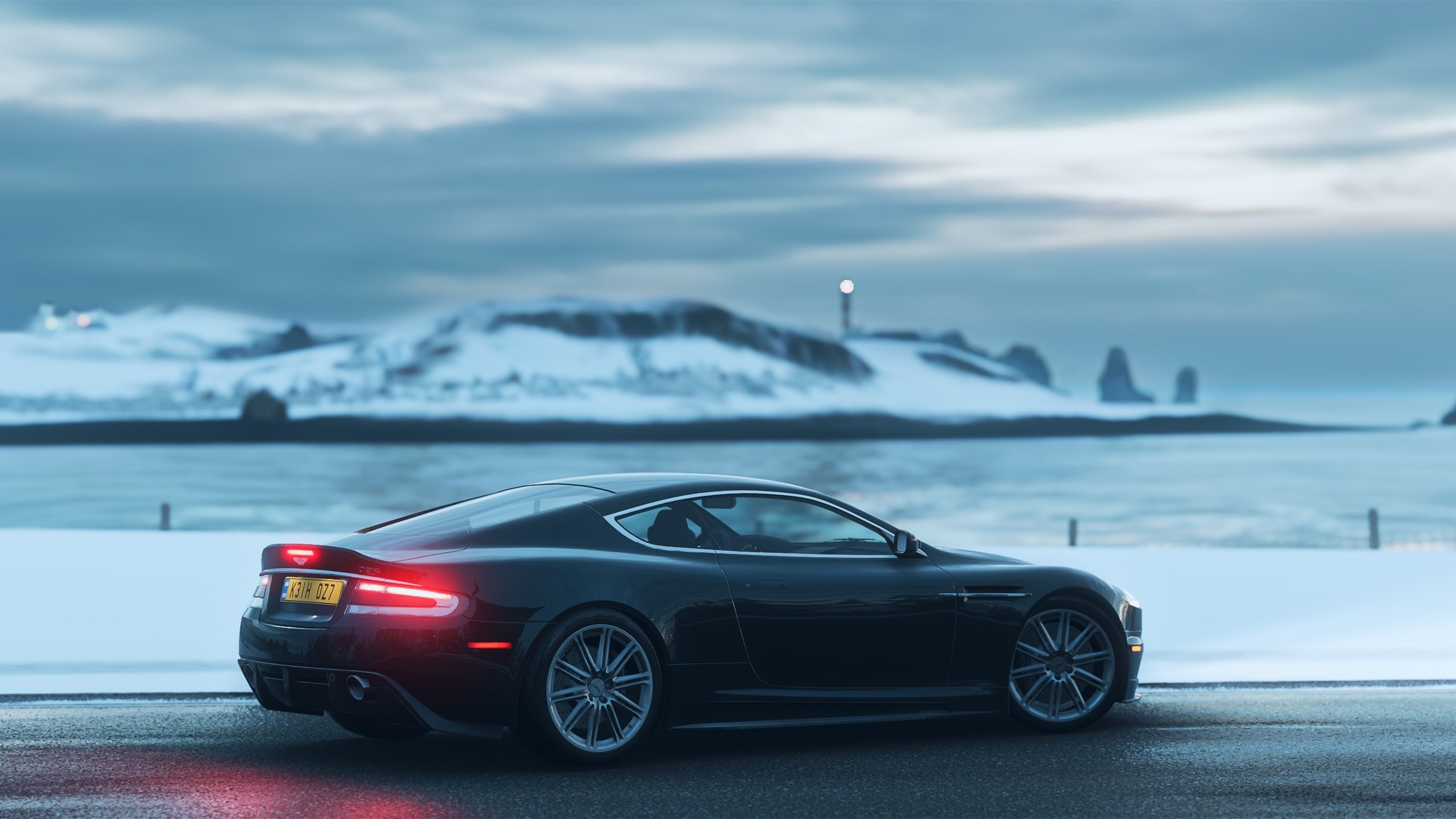 “球场内外:运动员的多彩生活展开”,运动员在球场训练形容词