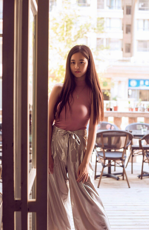 森林狼主帅在讲解环节使用战术模拟板，森林狼拓展