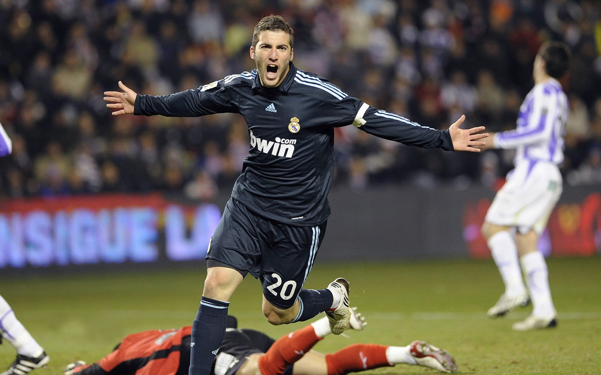 德甲激烈决战，数据分析揭示中场控制策略与攻防转换要素，前德甲中场涉嫌谋杀